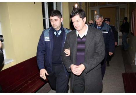 SENSIBILUL. Anul trecut, pe 9 februarie, Sebastian Secoşan a izbucnit în lacrimi în sala de judecată, doar-doar va convinge judecătorul de la Tribunal să-l pună în libertate. Degeaba. A fost eliberat abia după două săptămâni, de către magistraţii Curţii de Apel, care s-au dovedit mai sensibili la "durerea" funcţionarului. Şi atunci, ca şi acum...